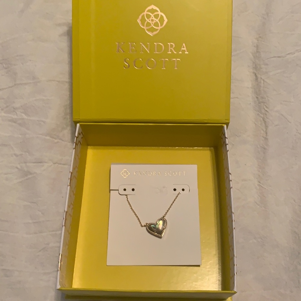Kendra Scott necklace